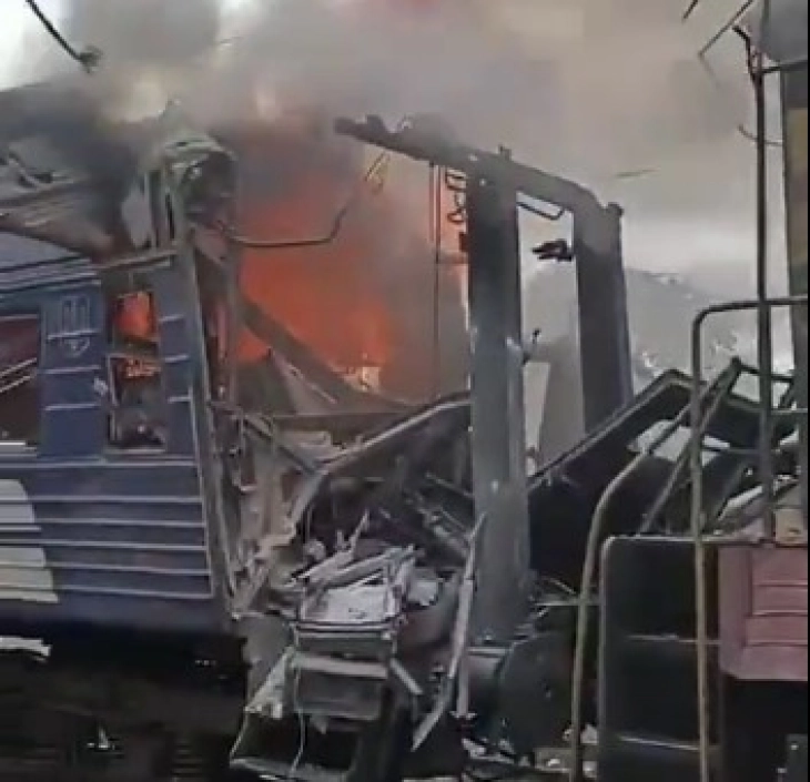 Едно лице загина, a десетици се повредени во рускиот напад врз железничката станица во Шостка