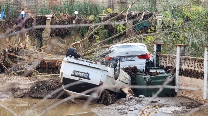 Бугарската војска со специјализирана опрема помага во чистењето на поплавената населба Елените на крајбрежјето