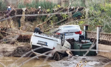 Бугарската војска со специјализирана опрема помага во чистењето на поплавената населба Елените на крајбрежјето