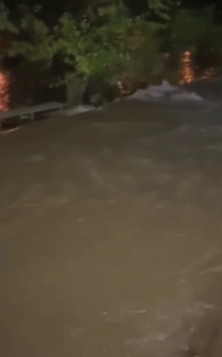 Një pjesë e madhe e Shkupit pa ujë për shkak të gypit të shpërthyer të ujësjellësit në lagjen Vllae