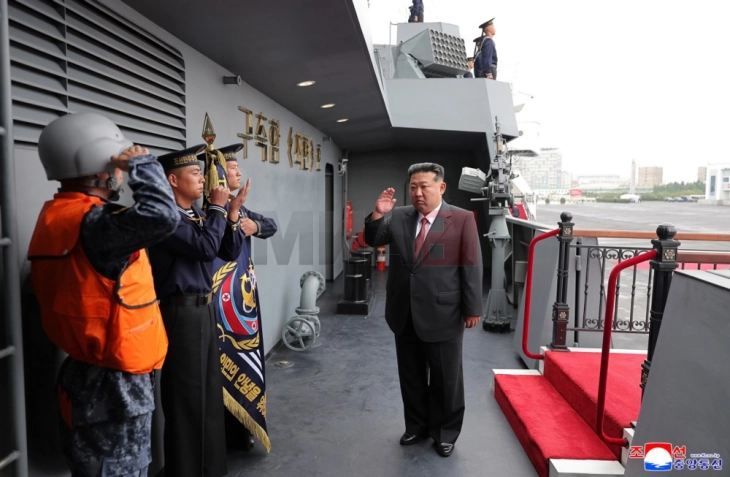 Лидерот на Северна Кореја го посети новиот воен брод тежок 5.000 тони