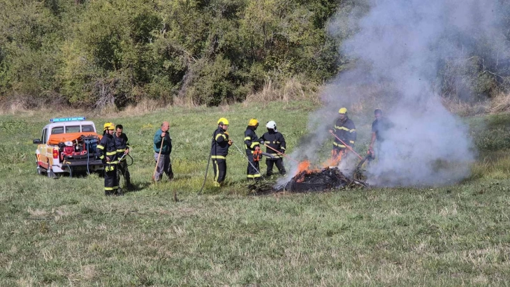 Директорот на ЦУК и неговиот заменик на симулациска вежба за гасење  пожар на отворен простор