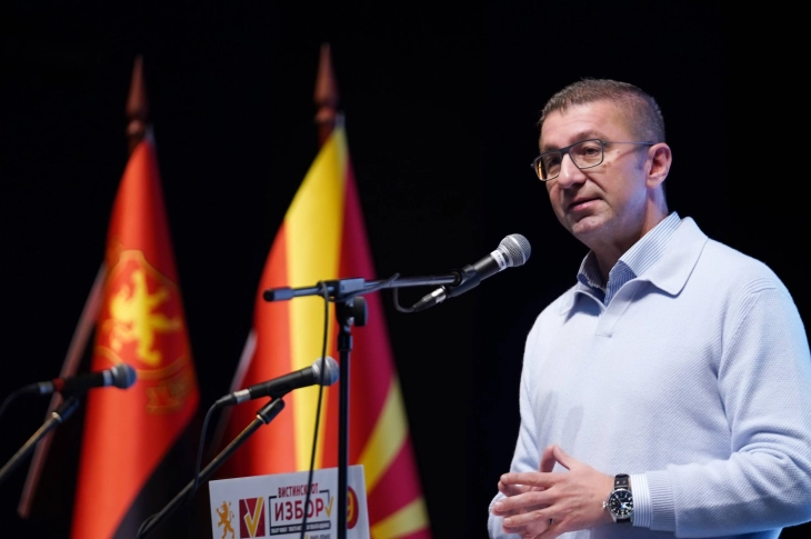 Мицкоски со порака до Ахмети: Политиките на ДУИ ја испразнија Македонија и го намалија бројот на ученици Албанци