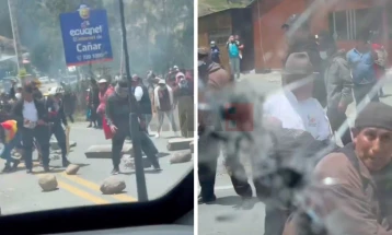 Pesë persona arrestohen për sulmin me gur ndaj veturës së presidentit të Ekuadorit, Nobia