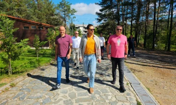 Познатиот актер Милош Биковиќ во Берово – најавена најголемата инвестиција во историјата на општината