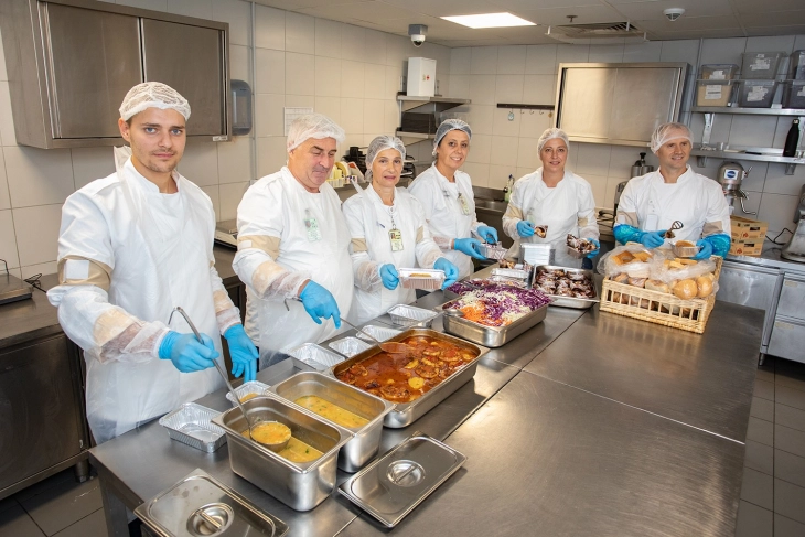 Донирани готвени оброци за 110 бездомни лица во Пунктот за бездомници на Црвениот Крст во Момин Поток