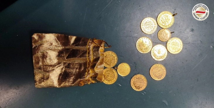 На ГП „Богородица“ спречено криумчарење на 11 златни монети вредни девет илјади евра