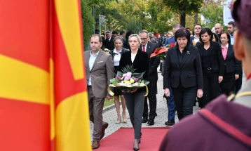 Партиска делегација на СДСМ положи цвеќе и оддаде почит на борците од НОБ во Прилеп