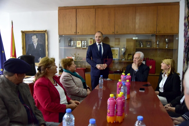 Filipçe: Amaneti  i heronjve të Luftës Nacionalçlirimtare është të vazhdojmë luftën për drejtësi dhe liri, për shtëpinë tonë