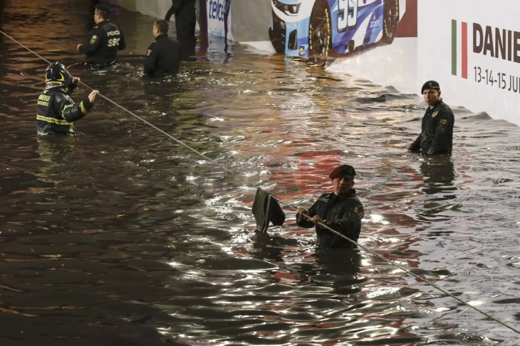 Më shumë se 40 të vdekur nga përmbytjet dhe rrëshqitjet e tokës në Meksikë