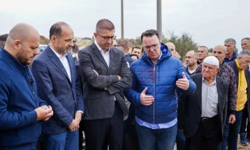 Mickoski dhe Nikolloski inspektuan punimet ndërtimore  për ndërtimin e sistemit të furnizimit me ujë për fshatrat Lubancë dhe Luboten