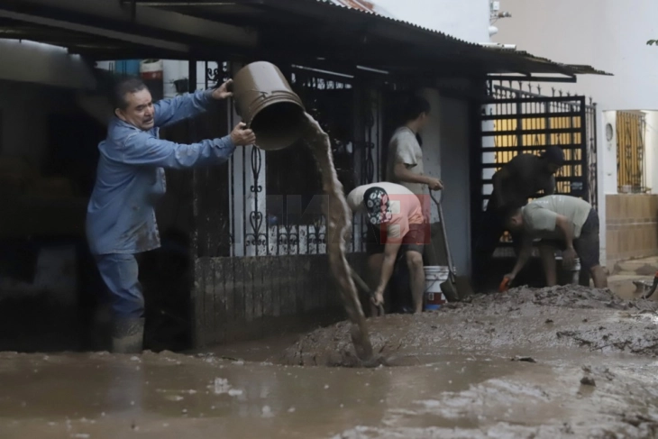 Најмалку 47 загинати во поплави и одрони во Мексико