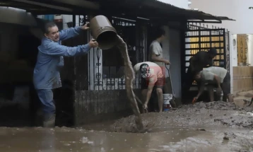 Најмалку 47 загинати во поплави и одрони во Мексико