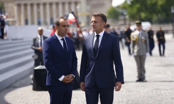 Kryeministri francez Lekorni e suspendoi reformën kundërthënëse pensionale të presidentit Makron