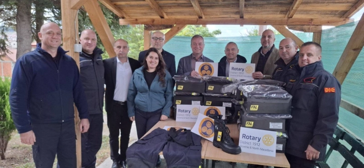 Ротари клубови од Скопје донираа опрема за противпожарната единица во Берово