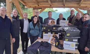 Ротари клубови од Скопје донираа опрема за противпожарната единица во Берово