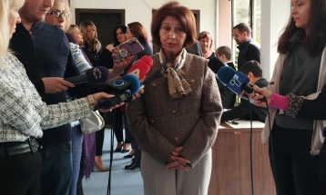 Сиљановска-Давкова: Помагалата треба да бидат на товар на државата, а не на товар на корисниците