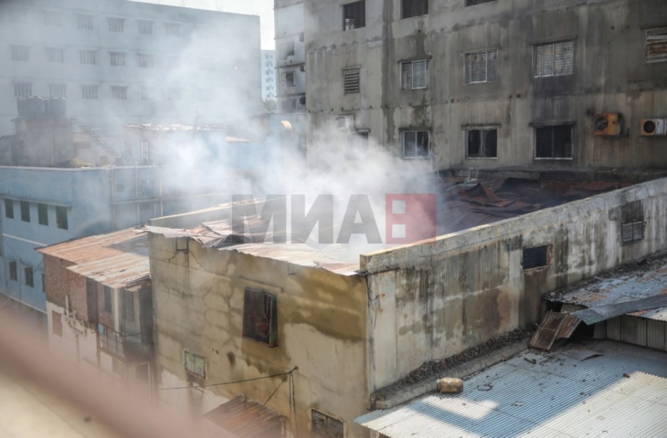 Заклучени врати и отровен гас причина за смртта на десетина загинати во пожарот во фабриката во Бангладеш