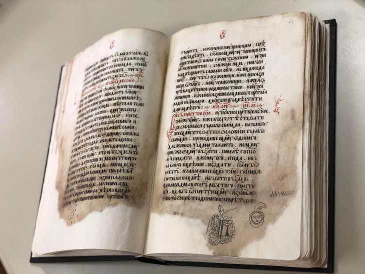 Реставрираното и конзервирано издание на „Пчињското изборно евангелие“ од 16 век вратено во библиотеката во Охрид