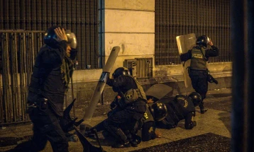 Едно лице убиено, десетици повредени во масовните протести во Перу против претседателот