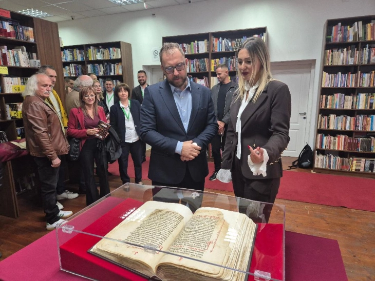 Љутков: „Пчињското изборно евенгелие“ вратено дома во депото на Охридската библиотека