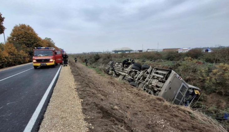 MPB e Serbisë: Dy persona e humbën jetën dhe rreth 80 të tjerë u lënduan gjatë rrokullisjes së autobusit në afërsi të Mitrovicës së Sremit