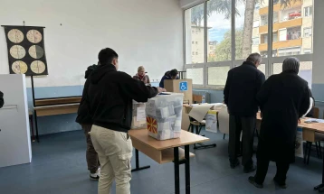 До 13 часот излезеноста во Струга е 17 отсто, во Вевчани над 33 проценти