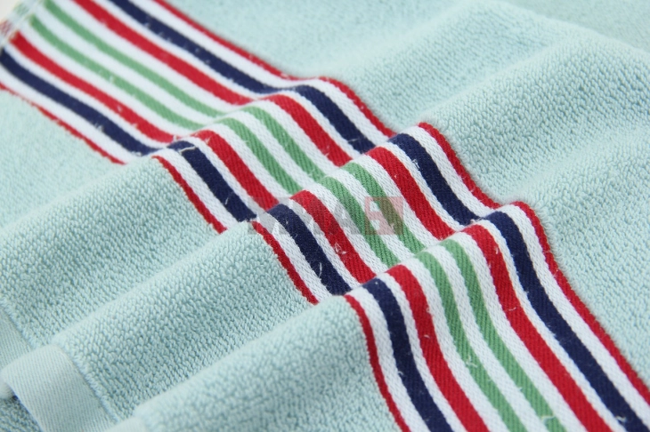 За што служи лентата од различна ткенина на крпата за бришење