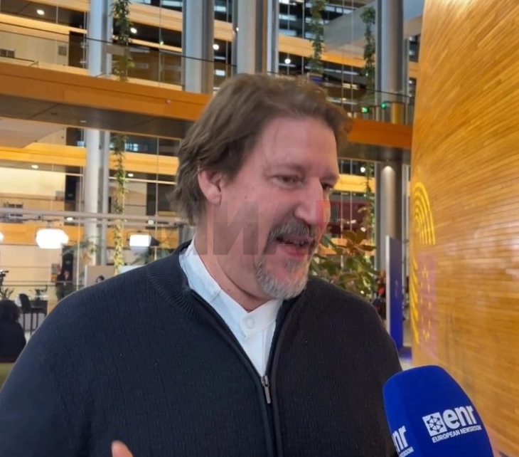 Vajc për ENR/MIA: Çështjet e lidhura me identitetin e bllokojnë progresin e Maqedonisë në rrugën evropiane