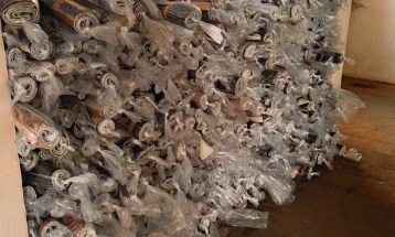 Царината заплени 160 штеки цигари, 100 кг ветеринарни препарати, регистарски таблички, девизи и брендирана облека