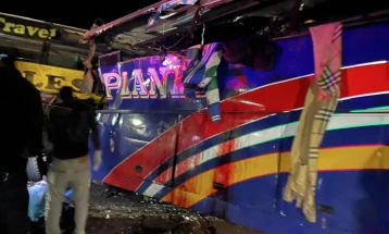 Најмалку 63 лица загинаа во судир на два автобуси во Уганда