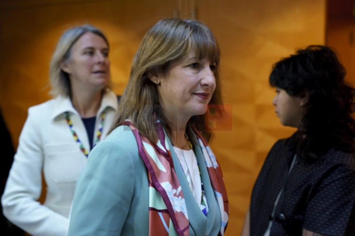 Британија го забавува растот на цените – храната поевтини, инфлацијата е под прогнозите