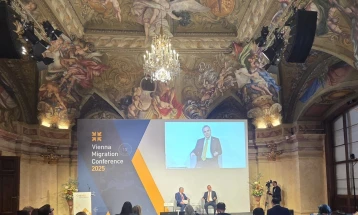 Димитровски: Не размислуваме ниту поддржуваме идеи за отворање кампови за враќање на одбиени баратели на азил