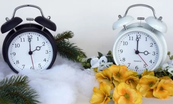 Во недела завршува летното сметање на времето – стрелките се враќаат еден час наназад