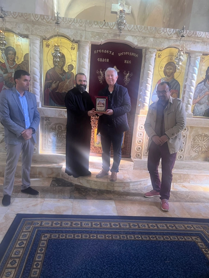 Почесна плакета за Ристо Гуштеров за ктиторството во изградбата на црквата во Пустец