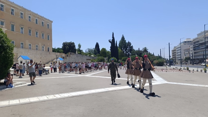 Поделено мислењето на Грците за забраната за одржување протести и собири пред споменикот на Незнајниот војник