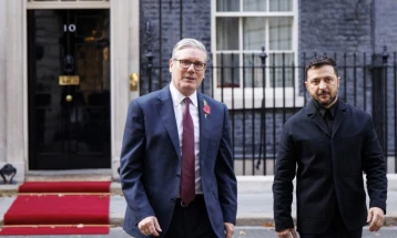 Стармер на средба со Зеленски: На Украина да и се овозможат средства за напади со системи со долг дострел 