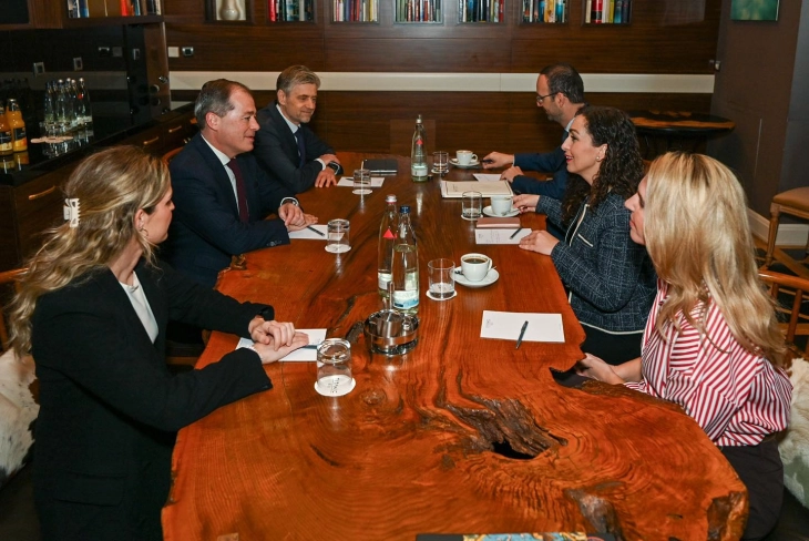 Presidentja Osmani në takime të ndara me deputetët gjermanë Johanes Volkmann dhe Roderih Kieseveter, si dhe me Mark Speich, Sekretarin e Përgjithshëm të Konrad Adenauer Stiftung