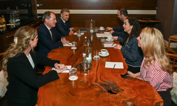 Presidentja Osmani në takime të ndara me deputetët gjermanë Johanes Volkmann dhe Roderih Kieseveter, si dhe me Mark Speich, Sekretarin e Përgjithshëm të Konrad Adenauer Stiftung