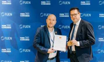 Ѓурѓај му ја врачи наградата 