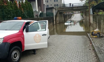 Автомобил заглави во подвозник со насобрана вода во Тетово, нема повредени