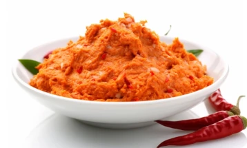 Sallatë me fasule dhe speca të tharë