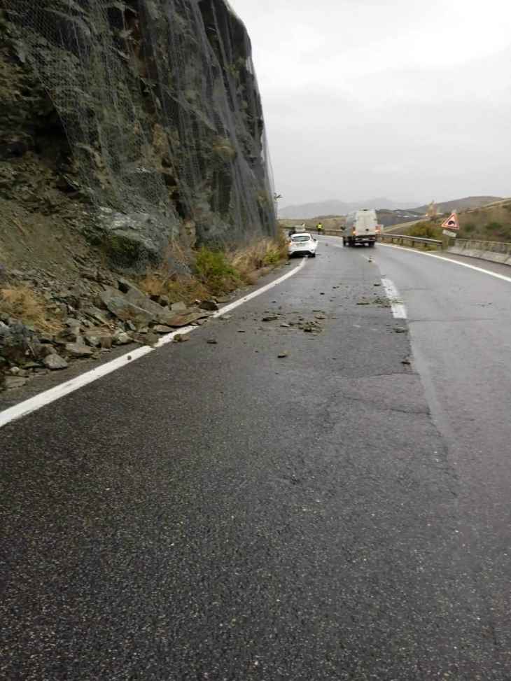 „Македонија пат“: По расчистување на одронот нормализиран сообраќајот на автопатот Скопје-Велес пред тунелите кај Башино Село