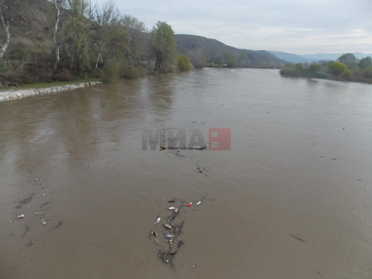 MMJPH: Paraqitja e mbetjeve plastike të ambalazhit në lumin Vardar dhe në rrjedhat e tjera ujore  janë rezultat i nivelit të pakënaqshëm të shërbimeve komunale nga operatorët, veçanërisht në zonat rurale