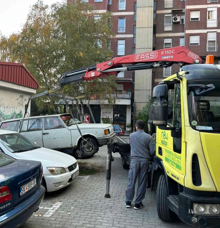 ЈП Паркинзи на Општина Центар продолжува со акцијата за отстранување на хаварисани возила од јавните површини