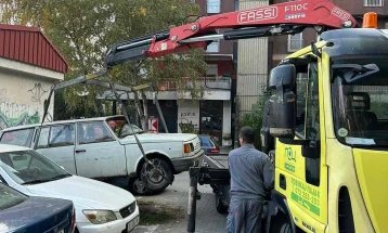 ЈП Паркинзи на Општина Центар продолжува со акцијата за отстранување на хаварисани возила од јавните површини