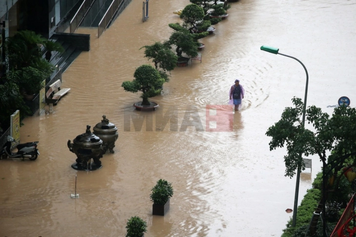 Të paktën nëntë persona humbën jetën në përmbytjet në Vietnam, janë përmbytur qytete historike