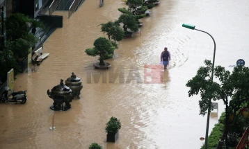 Të paktën nëntë persona humbën jetën në përmbytjet në Vietnam, janë përmbytur qytete historike