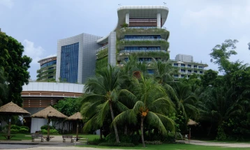 Малезискиот корона-град на духови полека заживува