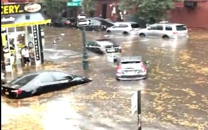 Две лица загинаа во бурата од рекордни размери во Њујорк